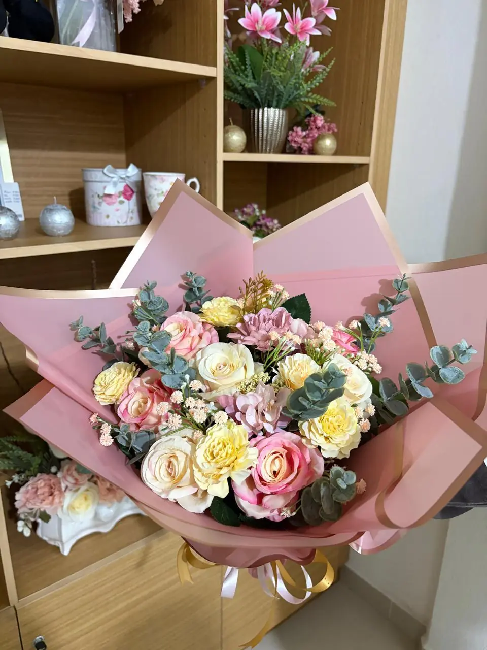Ramo de flores rosas y crema