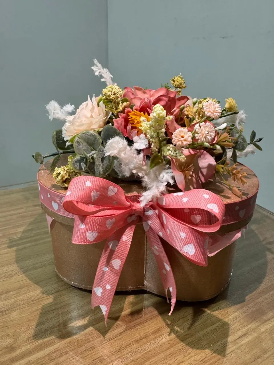 Detalle floral en caja de regalo