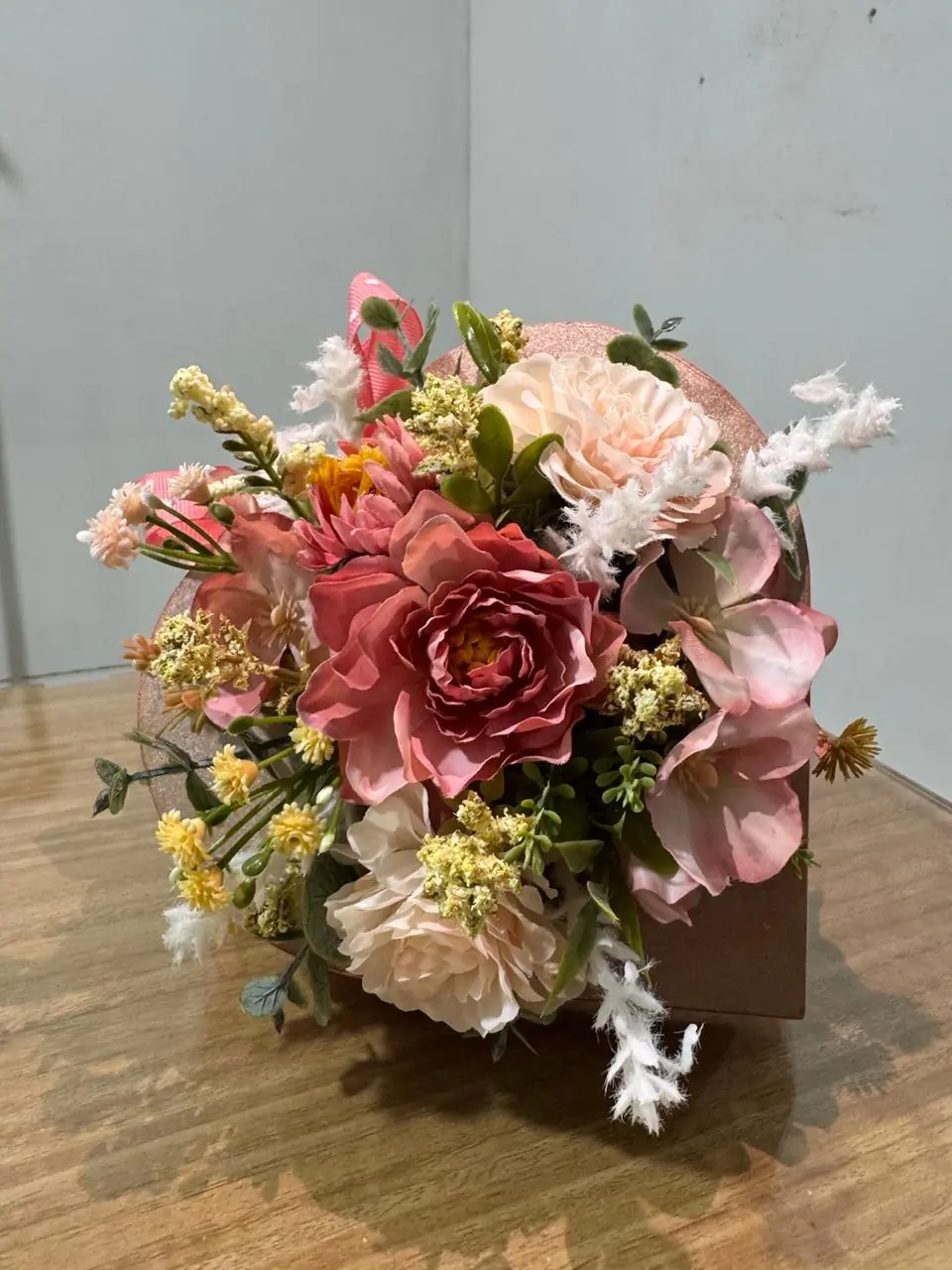 Diseño floral en caja de corazón