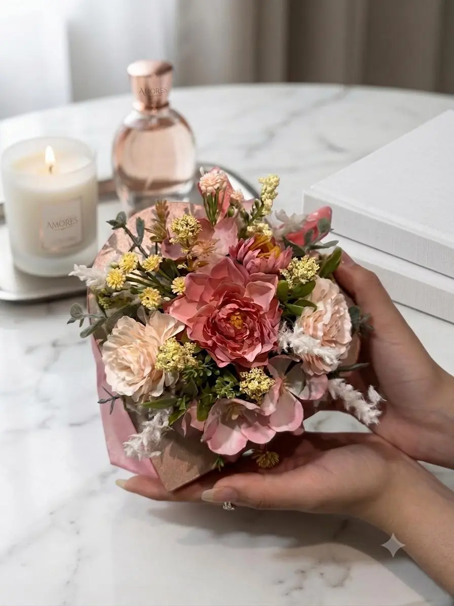Detalle floral rosa sostenido en las manos